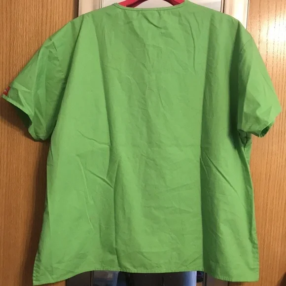 Dickies Large dental scrubs top.  Green V neck with tooth brush embroidery - Picture 6 of 10